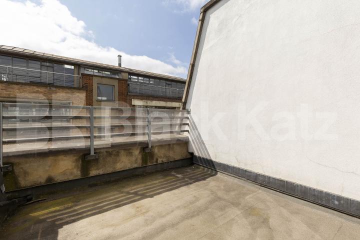 2 bed warehouse apartment in the Clerkenwell area close to Farringdon Great Sutton Street , Clerkenwell